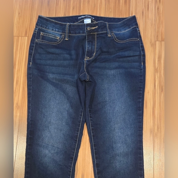NWOT Maurices Classic Blue Jeans - Picture 3 of 6